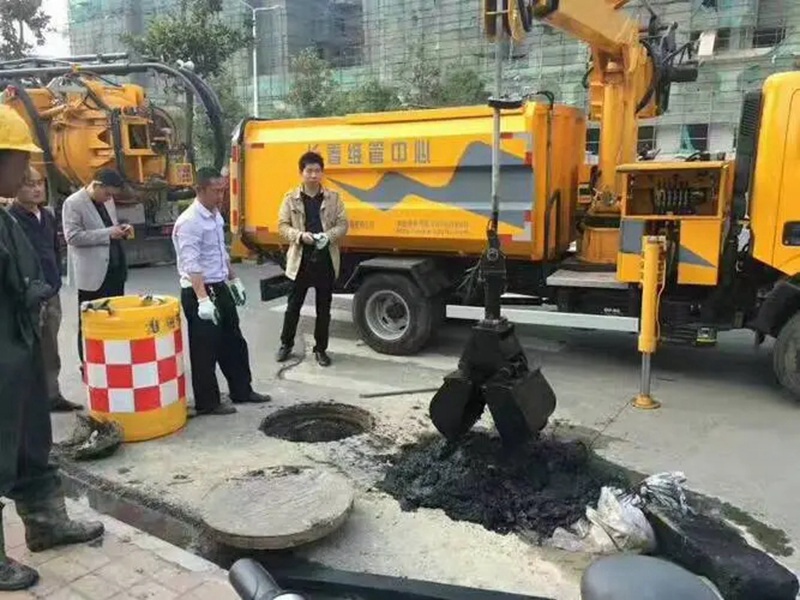 五家渠街道：网格员化身“清道夫”，为民解忧疏通“堵心”化粪池