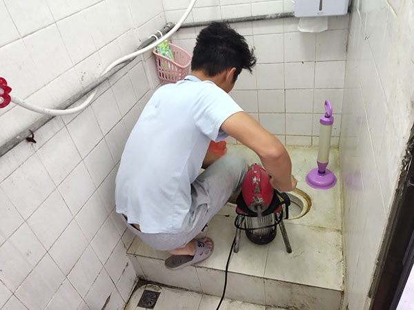 五家渠肥皂掉到马桶里把马桶堵住了怎么办？马桶堵住了怎么办